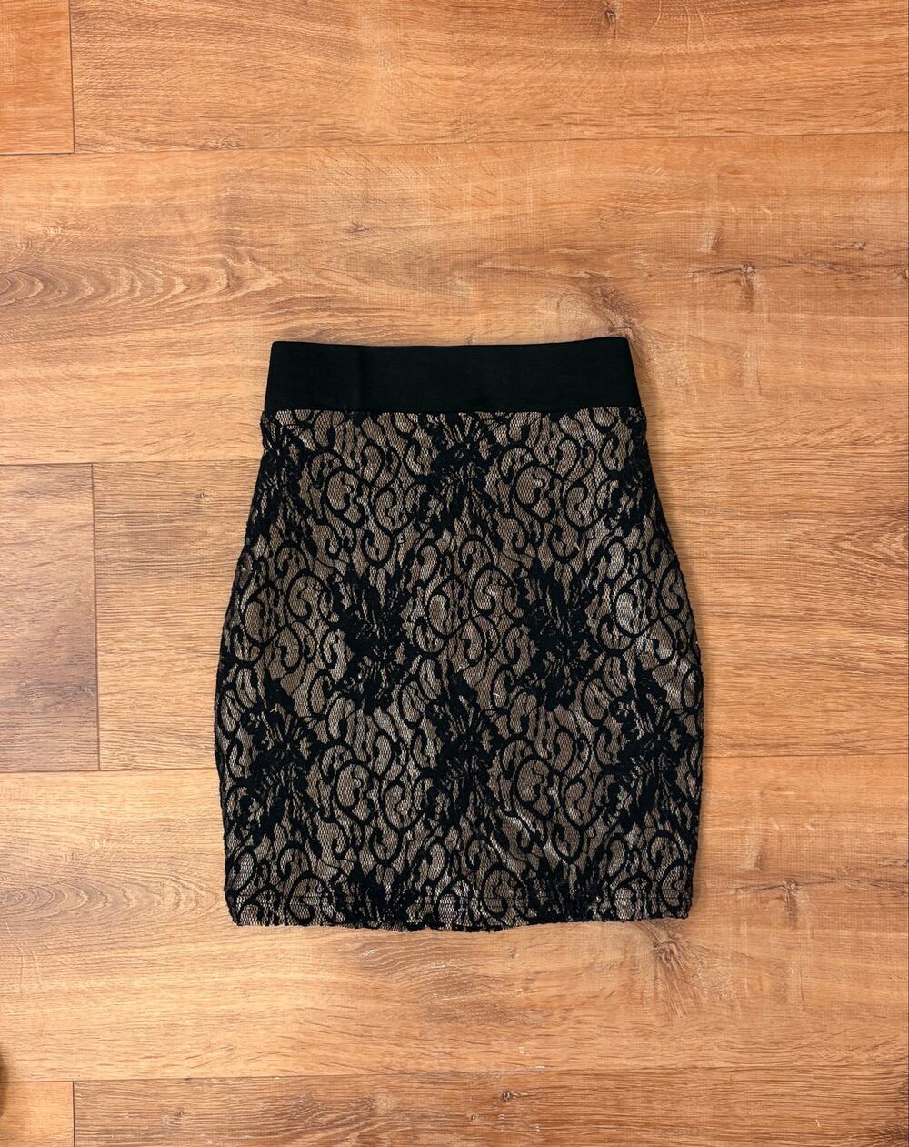 XXI Forever β’ Black Lace Mini Skirt